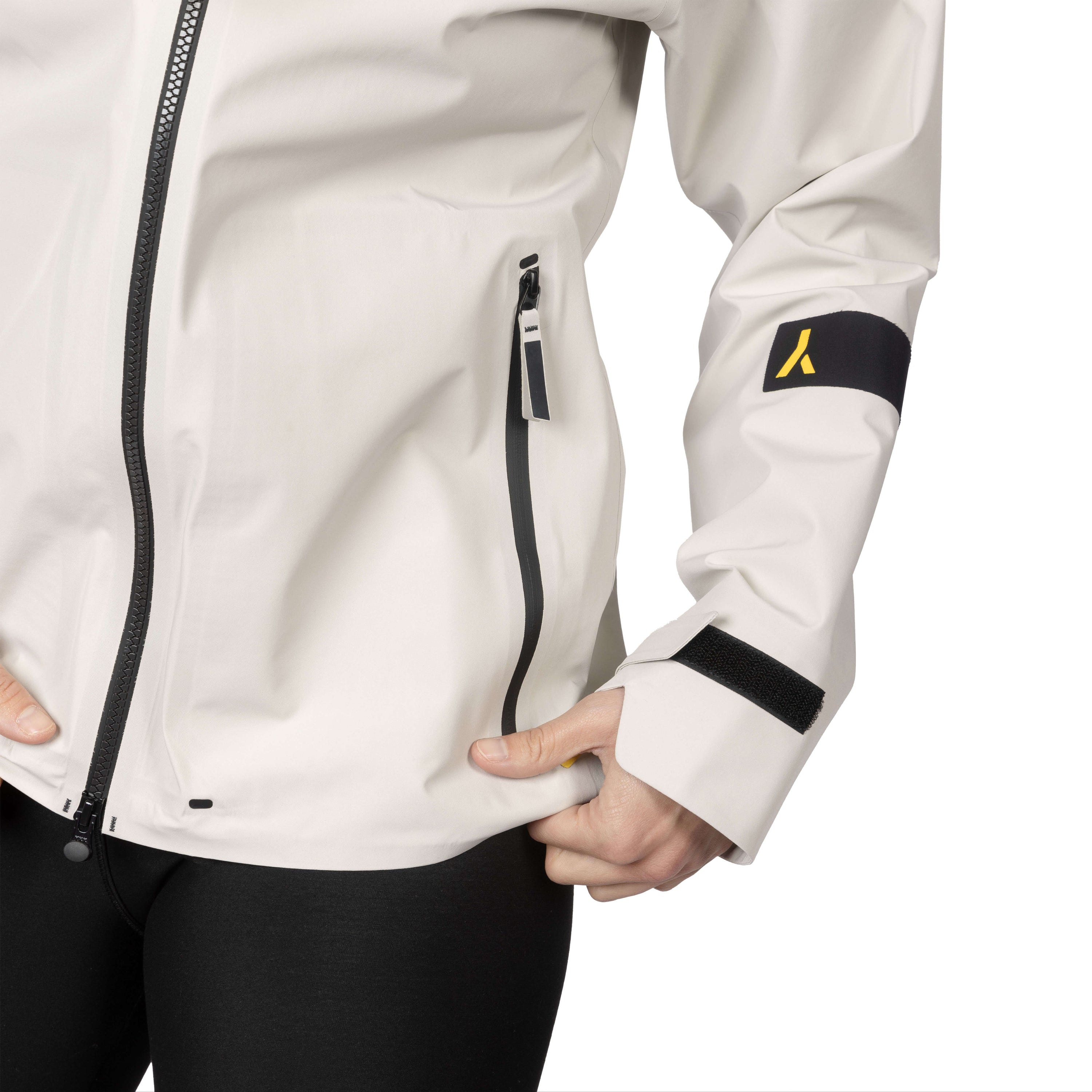 veste shell 3 couches membrane imperméable et respirante.  Fabriquée en france. Recyclée et recyclable. Style et look gorpcore.