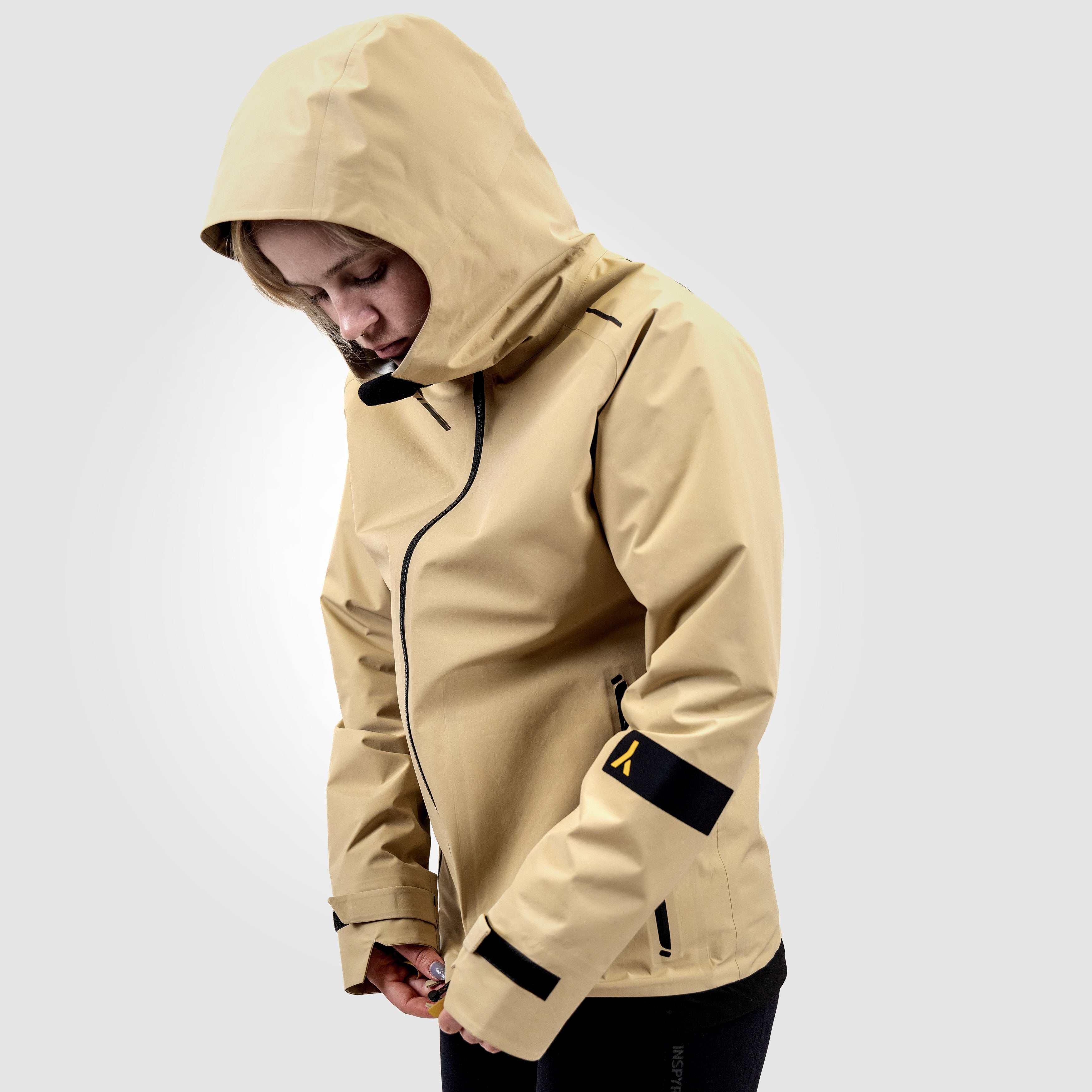 veste shell 3 couches membrane imperméable et respirante.  Fabriquée en france. Recyclée et recyclable. Style et look gorpcore.