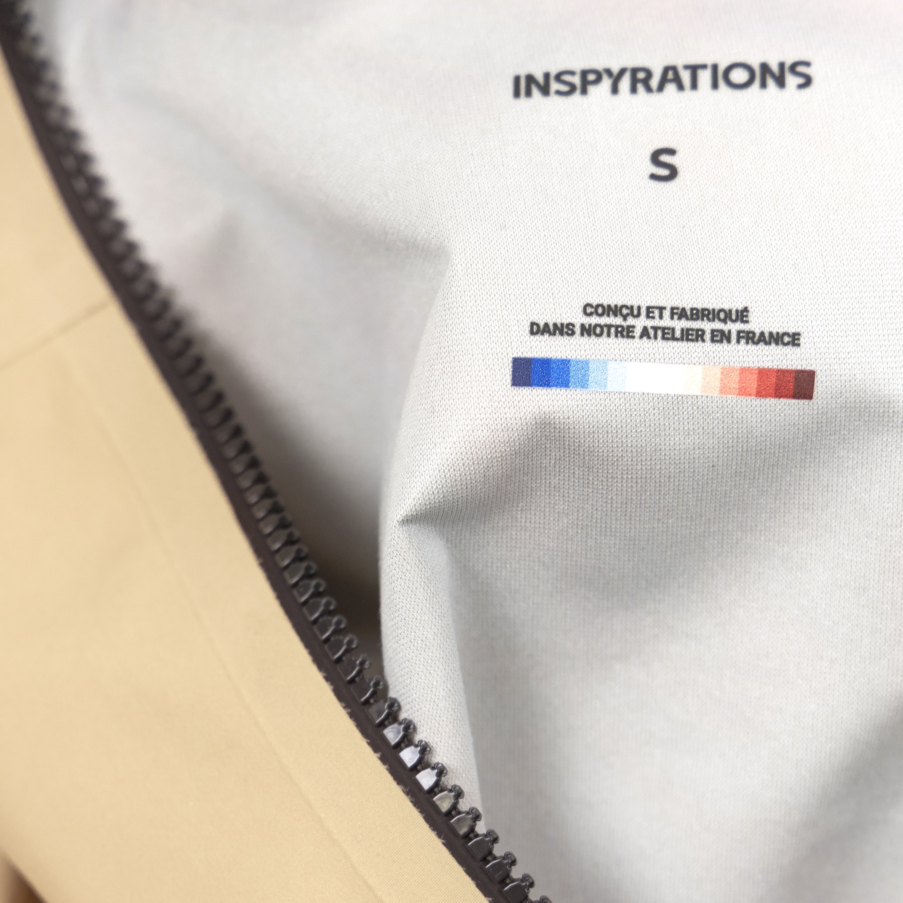 veste shell 3 couches membrane imperméable et respirante.  Fabriquée en france. Recyclée et recyclable. Style et look gorpcore.