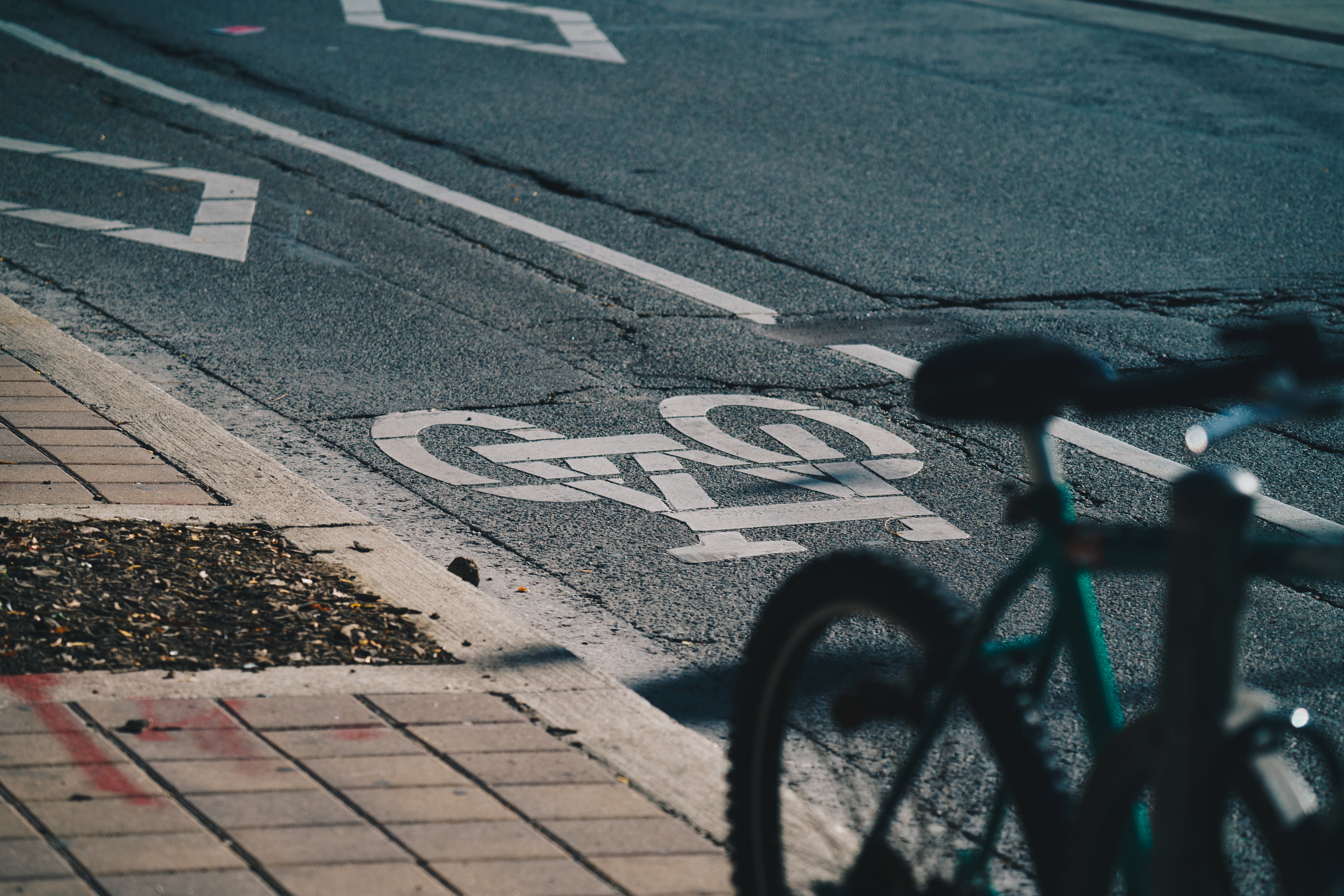 painted-lines-of-bike-lane.jpg