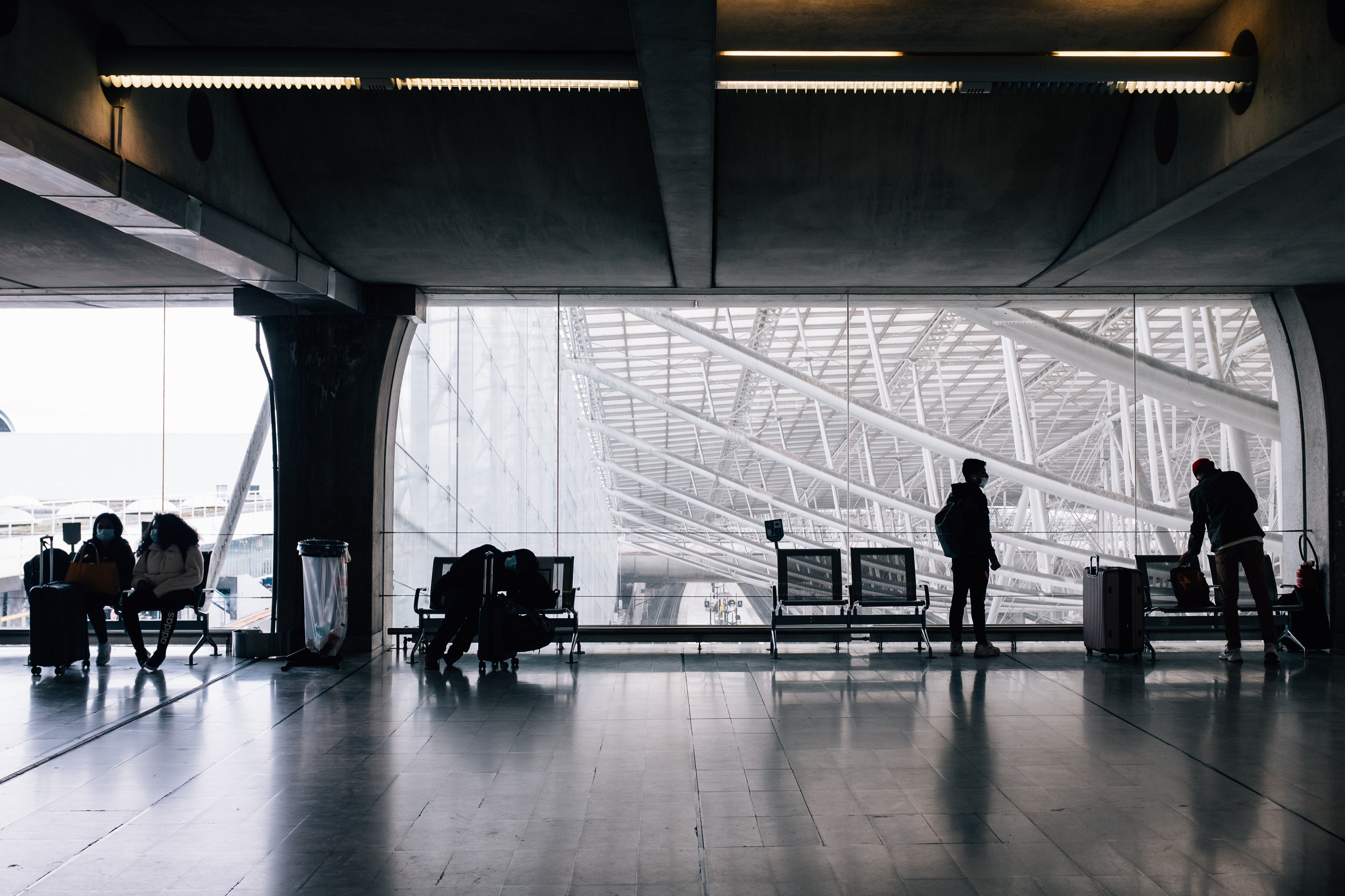 people-wait-to-travel-with-luggage-and-face-masks.jpg
